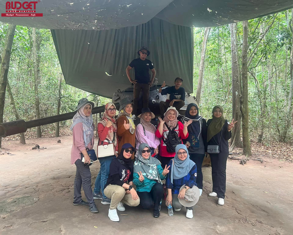 Malaysia-tourist-get-on-a-tank-in-the-Cu-chi-tunnels