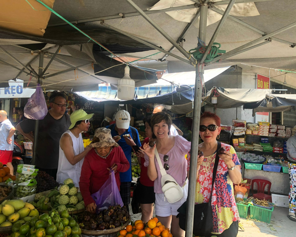 Happy-shoping-time-at-Dam-market-in-Nha-Trang