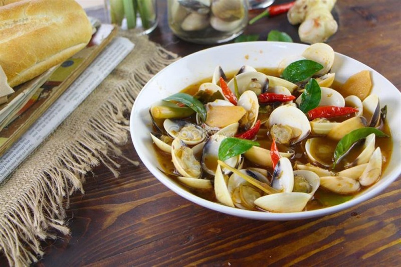 Steamed sweet and savory clams with lemongrass