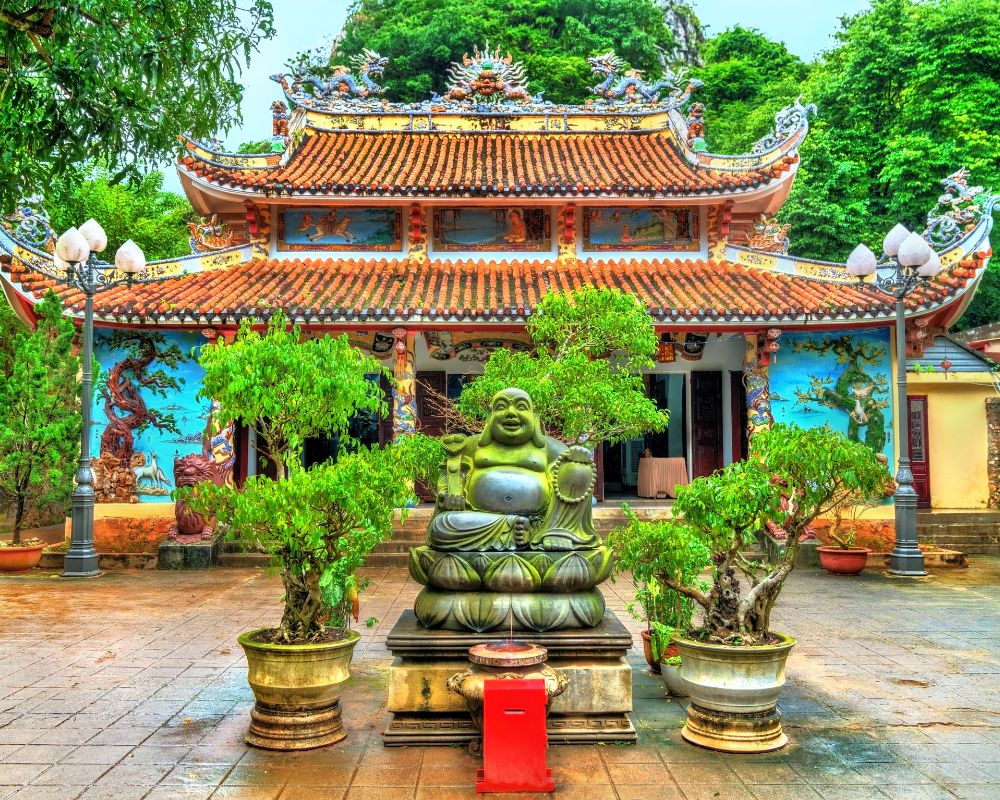 Buddhist-temple-on-Marble-Mountains
