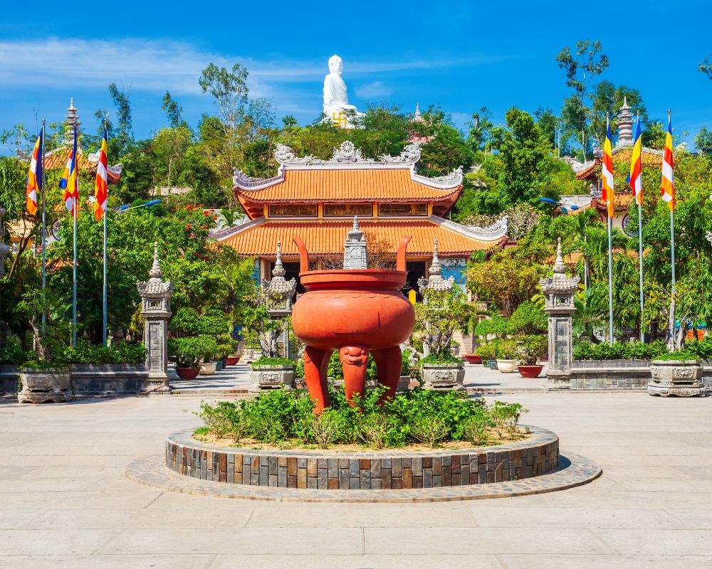 Long-Son-pagoda-in-Nha-Trang