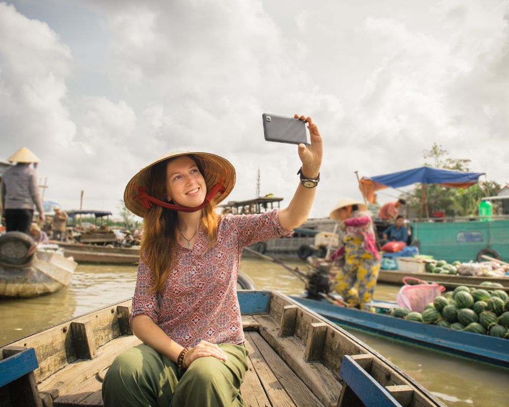 Tourist selfie at Nga Bay (Phung Hiep) Floating Market