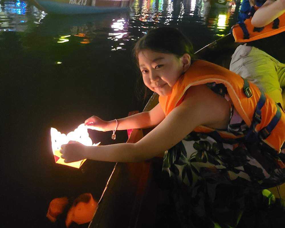 Floating-lanterns-in-Thu-Bon-River