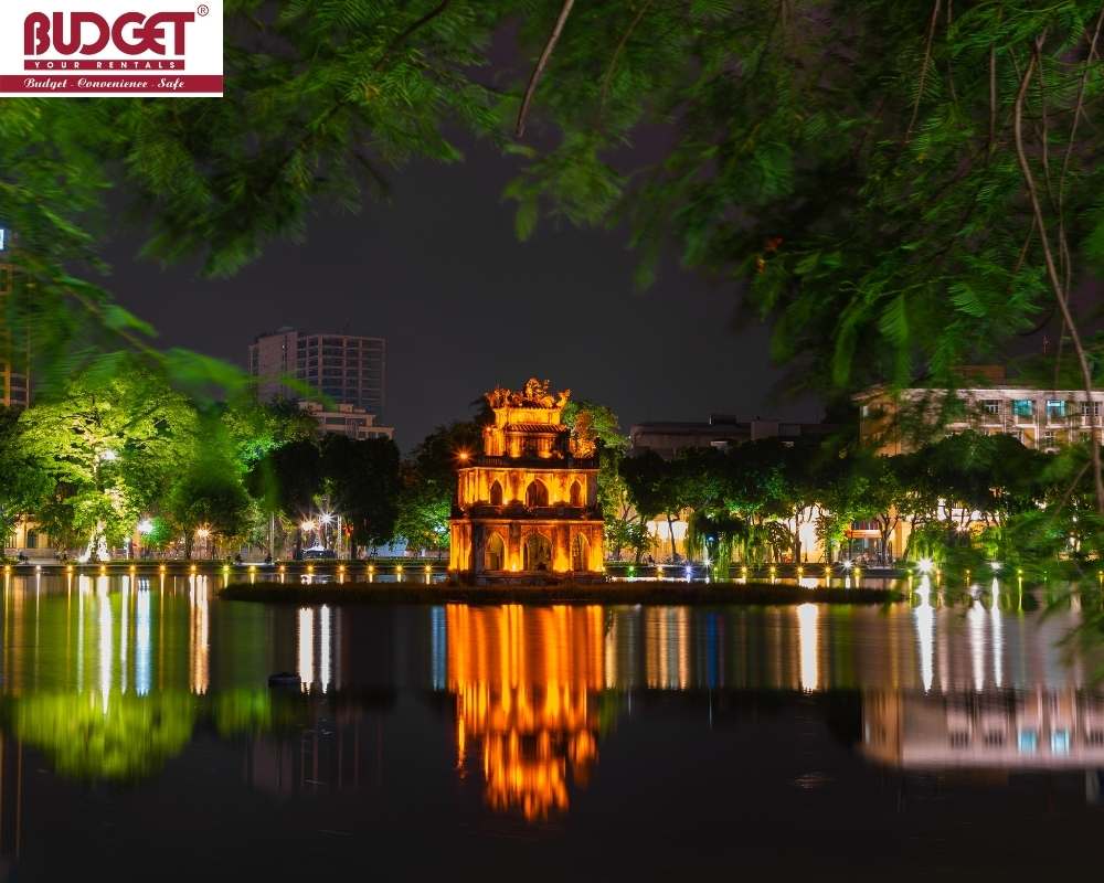 Hoan-Kiem-Lake-is-located-in-the-middle-of-Ha-Noi
