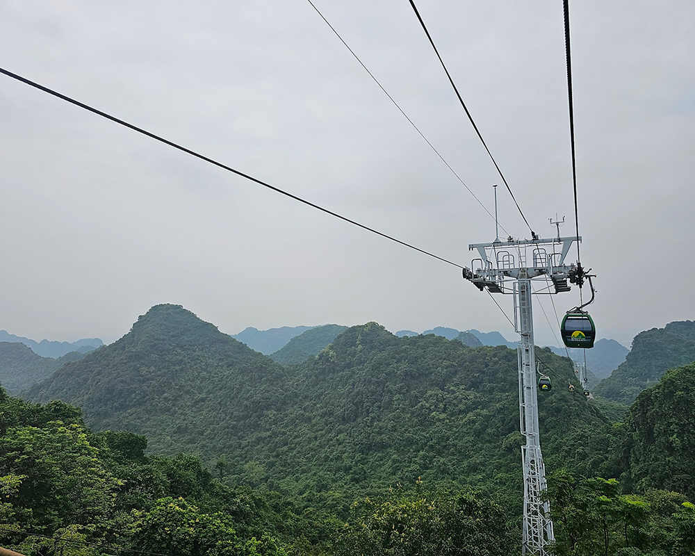 Cable-cars-to-Thien-Tru-pagoda