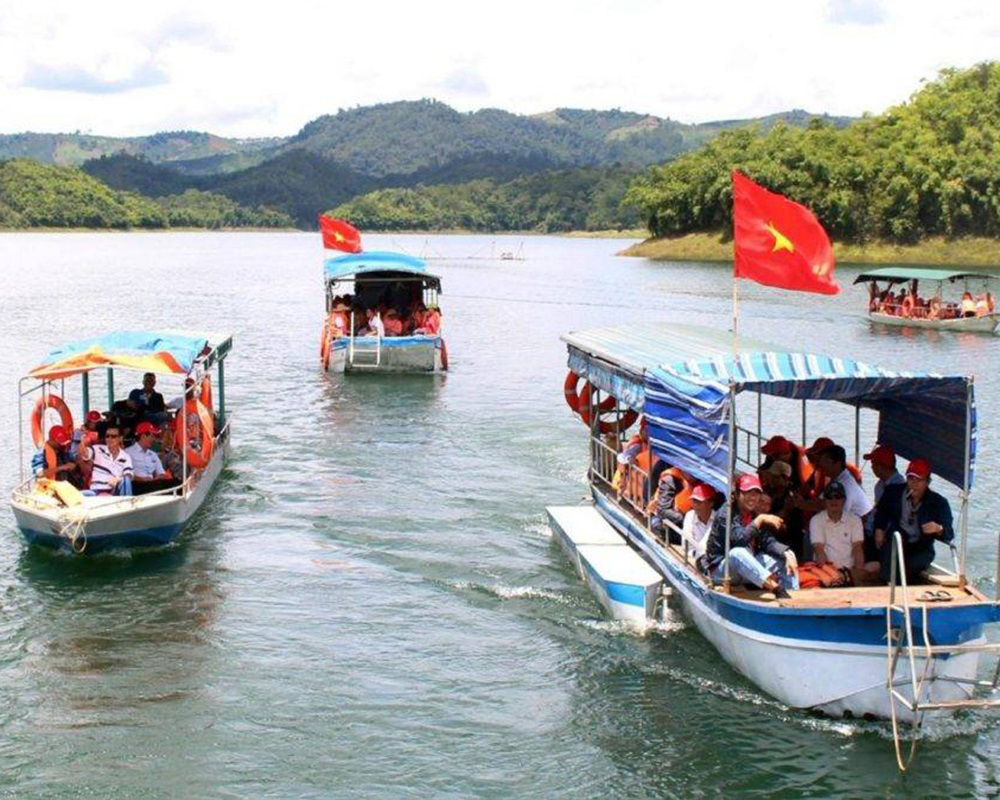 boat-ride-in-Ta-Dung-lake