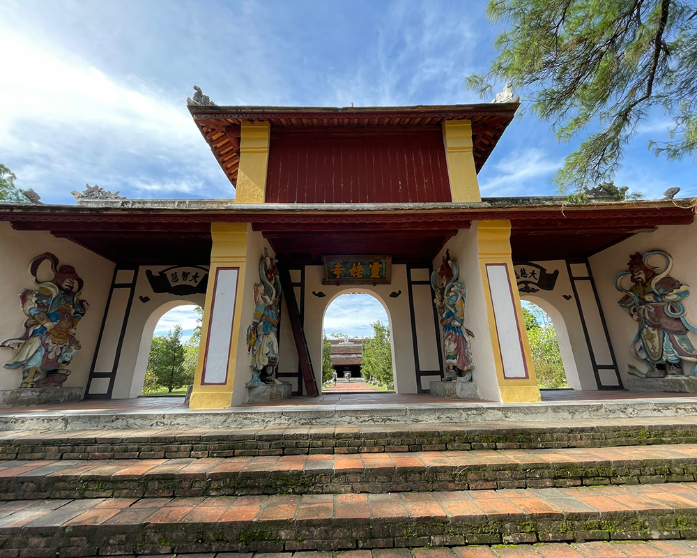 gate-on-Thien-Mu-pagoda