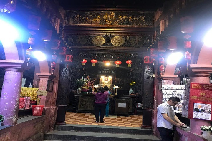 explore-everything-at-jade-emperor-pagoda-ho-chi-minh-10