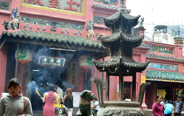 explore-everything-at-jade-emperor-pagoda-ho-chi-minh-16