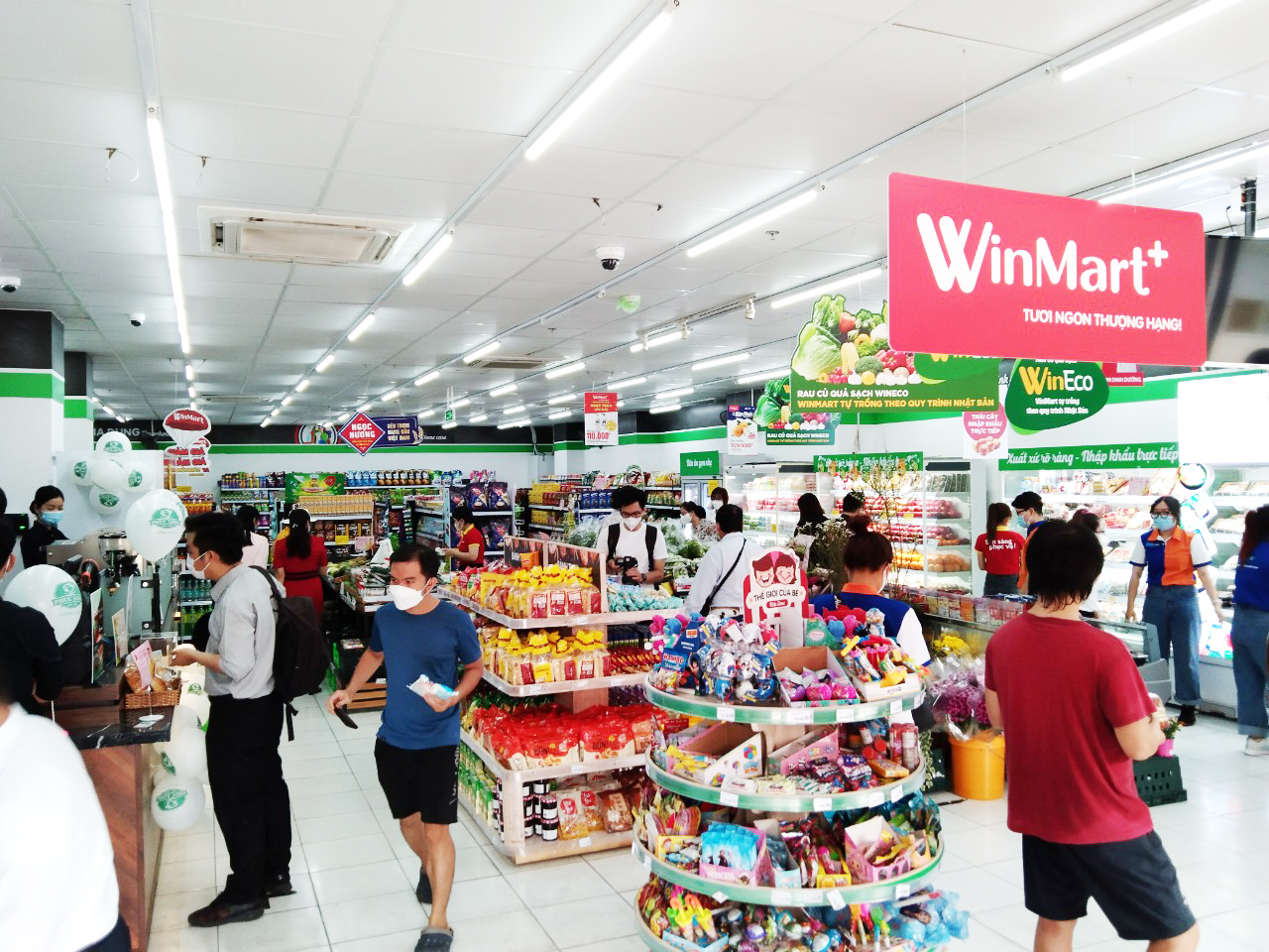 Crowded space at Winmart supermarket