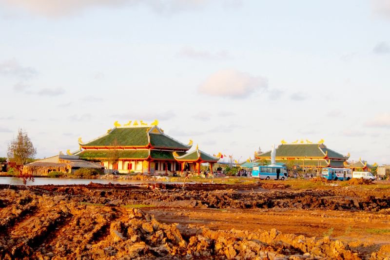 Image of the temple during land leveling and expansion in 2004