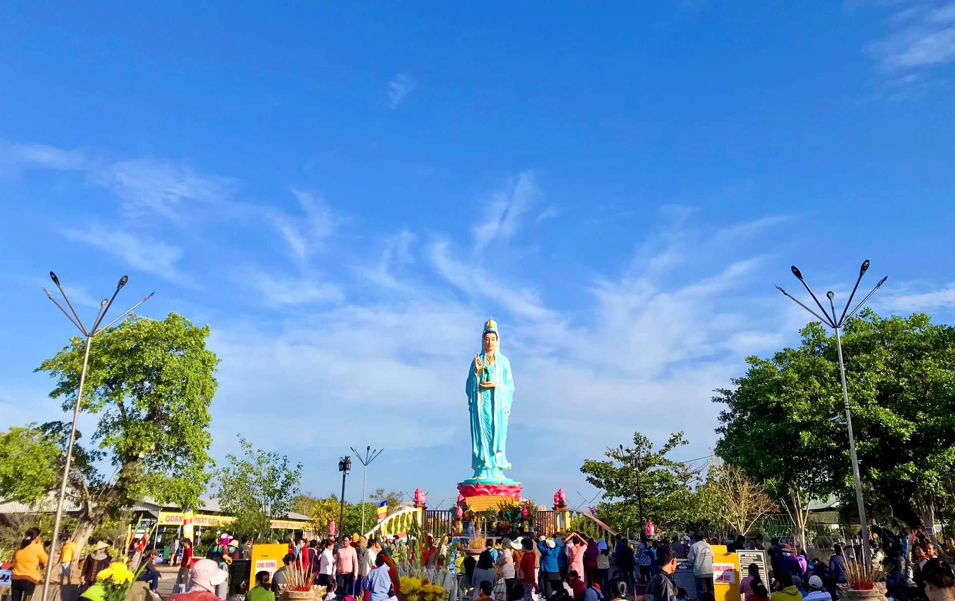 The Quan Am Nam Hai Festival attracts a large number of tourists to worship