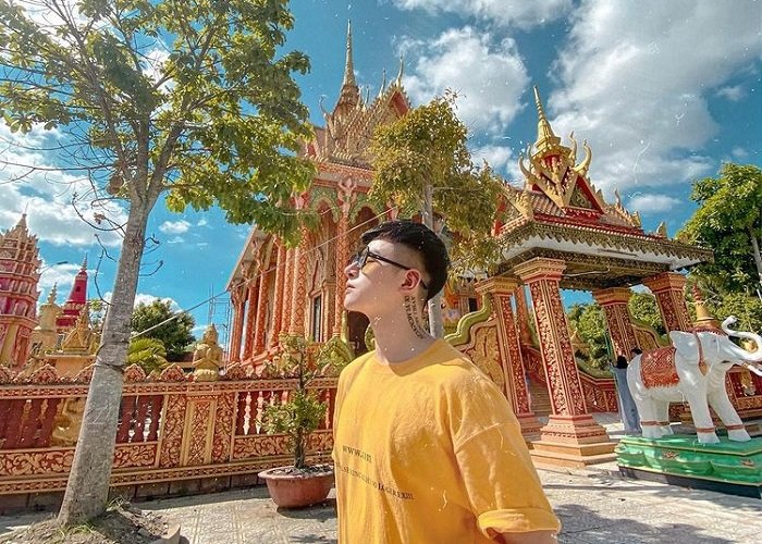 A guy taking photo at the main hall of Monivongsa Bopharam Pagoda