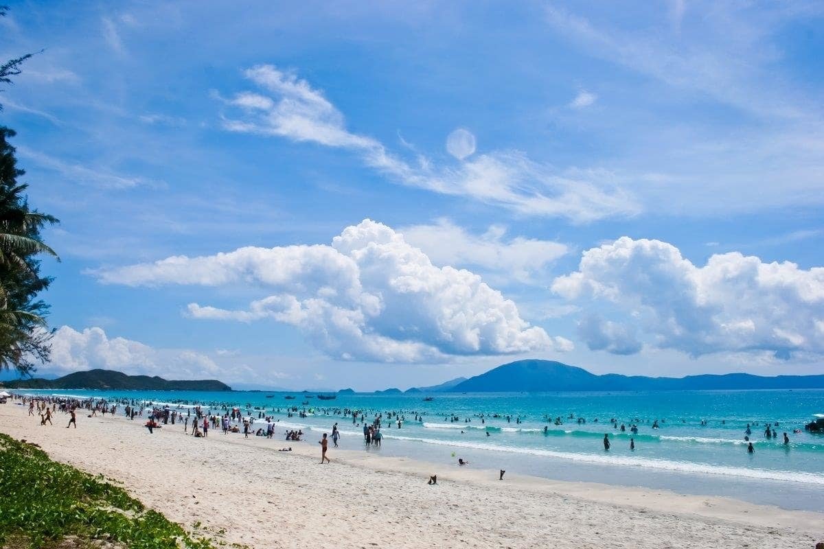 Many tourists come to My Khe Beach in Da Nang all year round